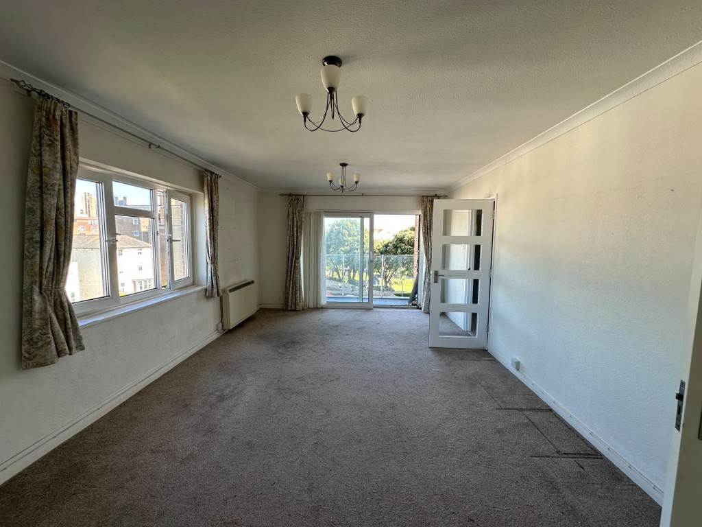 Lot: 6 - BALCONY FLAT OVERLOOKING DEVONSHIRE PARK TENNIS COURTS - Flat living room with balcony at far end